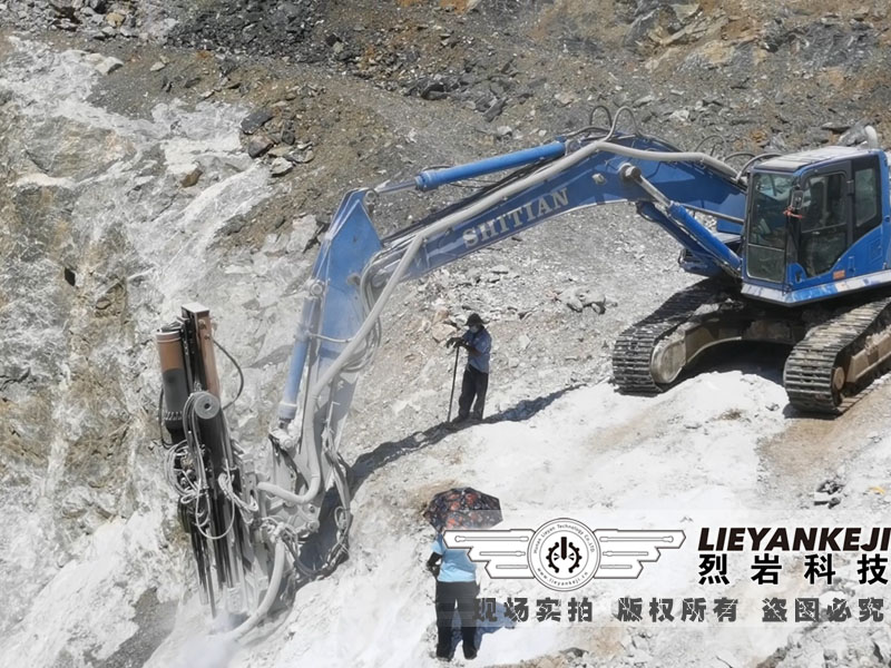 巖石機(jī)載分裂機(jī)應(yīng)用于礦山分解劈裂